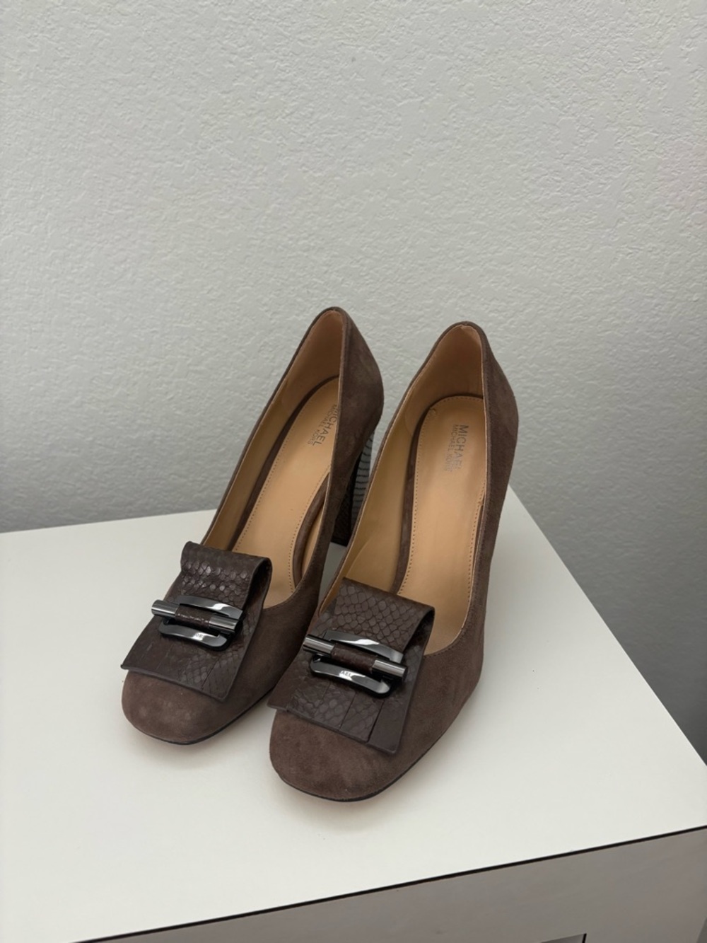 Michael Kors Gloria Kiltie Pump Shoes Chocolate Brown Suede Women’s 9 - Picture 2 of 11